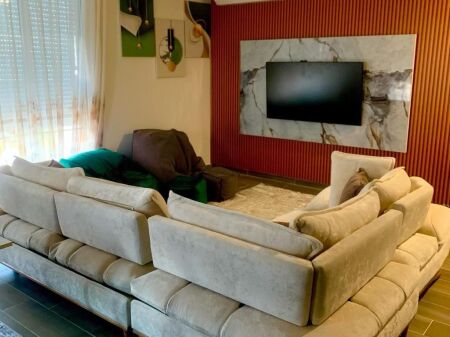 Jepet me qera - Apartament 3+1, 120 m², kati i fundit me tarracë panoramike, Rruga e Dibres