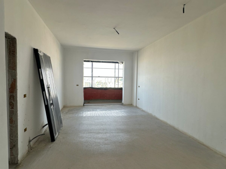 Shitet Apartament te Kompleksi Square 21**