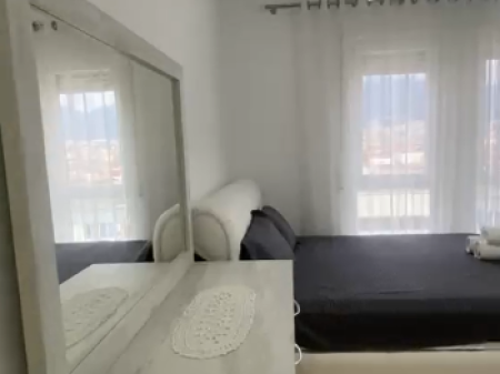 Jepet apartament me qera mujore te 5 Maji, ne Medrese