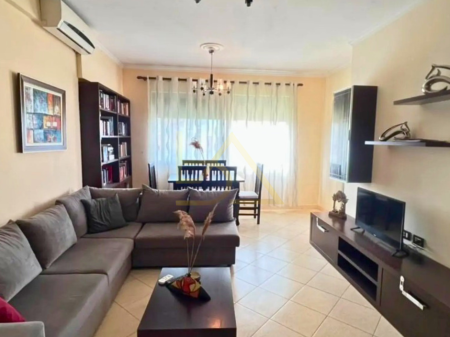 Apartament 1+1 i Mobiluar për Shitje – Fresku, Tiranë