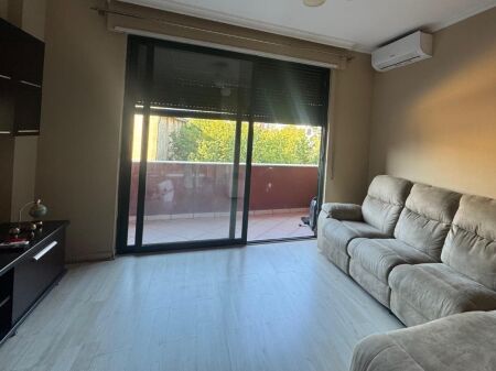 Jepet apartament 1+1+Depo me qira tek Rruga Ali Demi , prane Globe , Brryli .