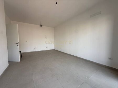 Appartamento adatto per uffici 📍 Via Barrikadave! 750 € /Mese 70.000 Lek /Mese
