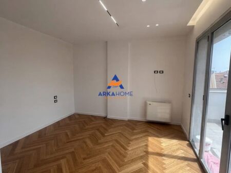 SHITEN DY APARTAMENTE 1+1+BALLKON "21 DHEJTORI, PRANE RRUGES SALI BUTKA" 178.000 EURO SECILA