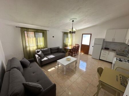 🏢Via Durazzo, vicino all'Hotel Colosseo, appartamento in affitto, 2+1, arredato. 50.000 Leke