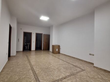 📣 For Rent  🏡 Business premises: 3 rooms; 1 kitchen; 1 living room; 2 toilets  📍Kodra e Diellit, Shkëlqim Fusha Street   🏢 1st floor (residential)  🛗 With elevator  📐 Area: 250m2   💰 Negotiable price ☀️ Balcony with ample space around the apartment