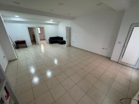 Ambient Zyre ne Rrugen e Kavajes prane Xhamis me Qera ID: 5244