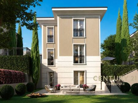 VENDIAMO VILLA SU 3 PIANI E CORTILE A ROLLING HILLS LAGO