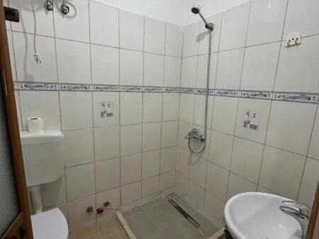 🏢Via Durazzo, vicino all'Hotel Colosseo, appartamento in affitto, 2+1, arredato. 50.000 Leke