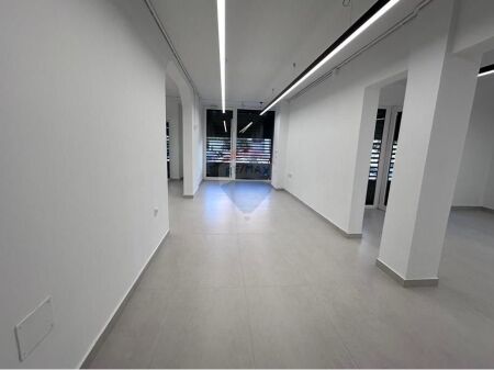 Locale Commerciale In Affitto !