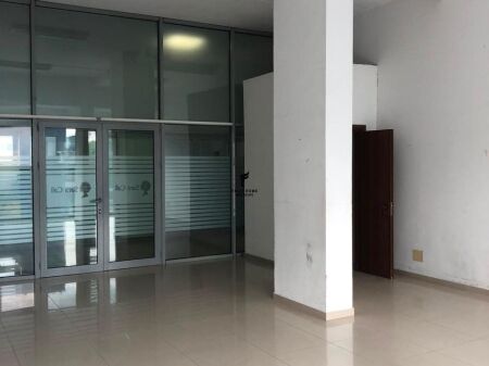 BUSINESS PREMISES FOR RENT 52M2 JEANNE D’ARC BOULEVARD 50,000 LEKE FH-85758