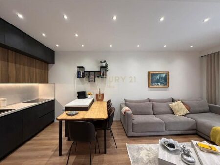 Apartament 1+1 me verandë për qira në zonën e Kodrës së Diellit.