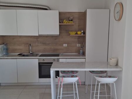 Shitet Apartament 2+1 me Post Parkimi në Qerret  
