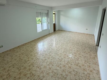 Shitet apartament 2+1+Kuzhine e Vecuar tek Hotel Diplomati , Selite , Pallati me Shigjeta , Kompleksi Delijorgji , Blloku i Vilave Selite .