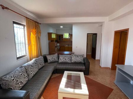 jepet me qera apartament 1+1+ parkim 40000 leke ne muaj te 5 maji