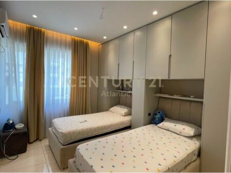 Shitet Apartament 2+1+2 me Verandë në Plazh Durrës– Vetëm pak hapa larg detit!