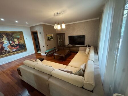 Ish Blloku, jepet me qera apartament 3+1+2.