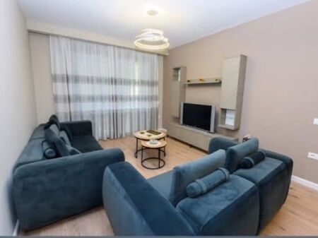 Apartament 2+1, kati i tretë, në zemër të Lungomares