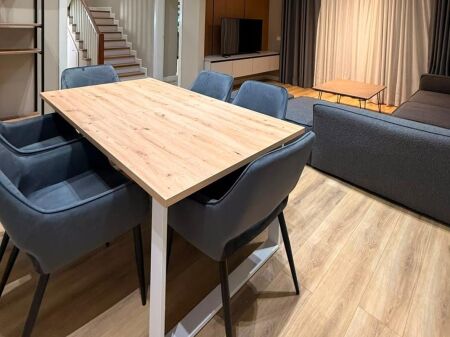 Shitet apartament dupleks 4+1+3 tek Liqeni i Thate , prane Hotel Radisson .