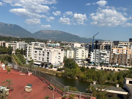 Jepet me Qira Apartament 2+1 Premium | Liqeni i Thatë | 2 Veranda & 2 Poste Parkimi