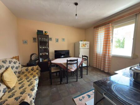 Shiten 2 Apartamente pranë Gjimnazit "Ali Demi", Vlore.