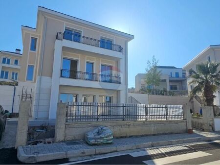 Vilë Luksoze për Shitje në Collina Verde, pranë TEG | 5 Dhoma Gjumi | 1.300.000 €