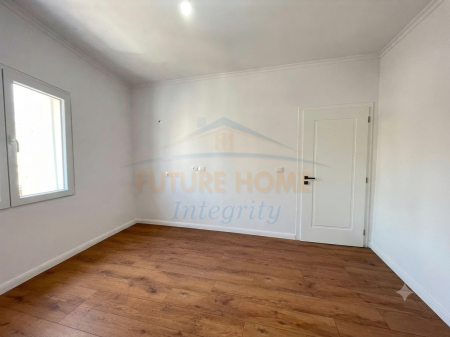 Shitet, Apartament 1+1, Shkolla e Kuqe, Tiranë.