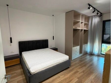 Jepet me qira apartament 2+1+2 + Post Parkimi Ish Tregu Elekrik !
