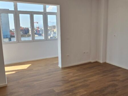 Appartamento 1+1 in vendita a 21 Dhjetori.  