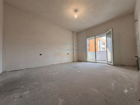 Shitet, Apartament 2+1+2 + Post Parkimi, Shkolla e Kuqe.
