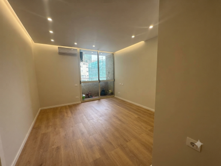 Shitet ,Apartament 1+1, Komuna e Parisit, Tirane