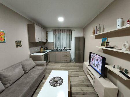 APARTAMENT ME QERA 1+1 RRUGA E DURRESIT 50.000 LEKE FH-86311