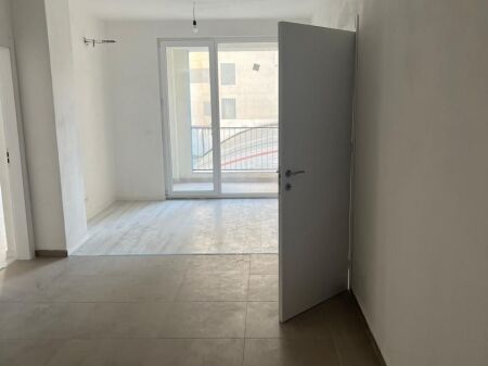 Ofrohet për Shitje Apartament 3+1+3 perballe Stacionit të Trenit, Durres!