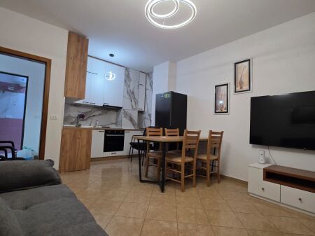 🏢Nella zona di 5 Maj, vicino alla griglia “5Maji”, è in affitto un appartamento arredato 1+1.  50,000Leke  