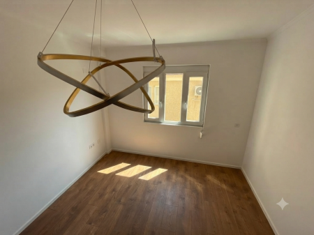 Shitet, Apartament 1+1, Rruga Dritan Hoxha, Tiranë.