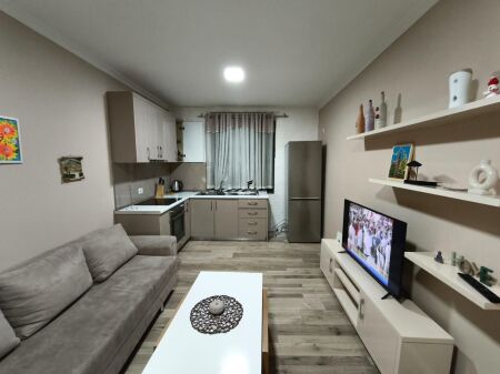 APARTAMENT ME QERA 1+1 RRUGA E DURRESIT 50.000 LEKE FH-86322