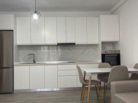 Jepet me qera 2+1+2 në fund të rrugës 5 Maji, 50 000 lekë