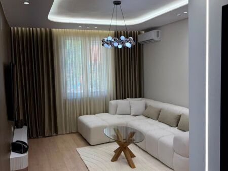 Shitet apartament 1+1 prane Liqenit te Tiranes
