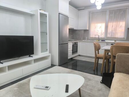 Ofrohet apartament 2+1 per qera ne astir