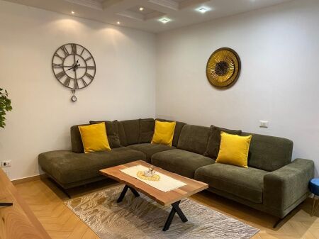Jepet me qera apartament 2+1 në qendër, 800 €