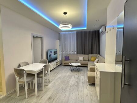 Jepet me qera apartament 1+1 pranë Gjimnazit Partizani, 60 000 lekë