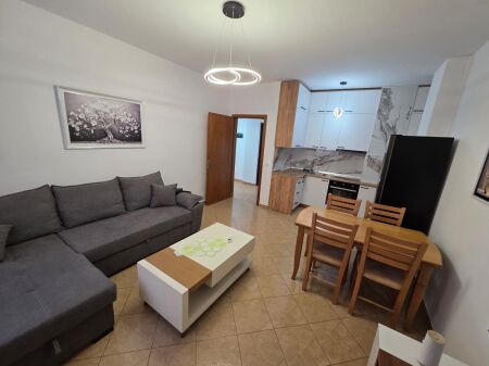 JEPET ME QIRA – APARTAMENT 1+1 | RRUGA 5 MAJI, TIRANË   Rruga 5 Maji  Apartament 1+1  Kati 4, me ashensor  50.000 Lekë/muaj