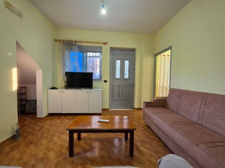 🏡 IN AFFITTO: Appartamento 2+1 | 80 m² | Vicino alla Facoltà di Economia – Gramoz Pashko | 45.000 Lek/Mese
