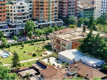 AMBIENT KOMERCIAL PREMIUM PËR QIRA NË BLLOK | 103 m² | KATI 1 | FASADË NË RRUGË KRYESORE AMBIENT KOMERCIAL PËR QIRA NË ZEMËR TË BLLOKUT – 103 m² | KATI 1 | FASADË NË RRUGË KRYESORE