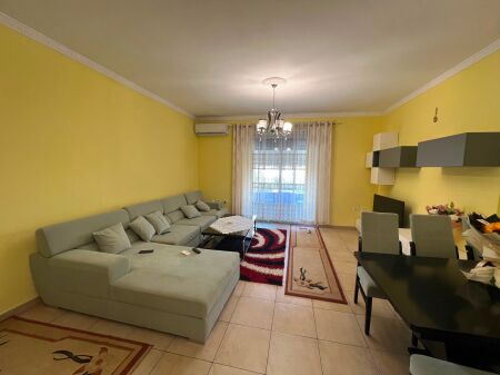 Jepet me qira apartament 2+1 pranë Casa Italia  Siperfaqja: 110m2 Kati: 3 (me ashensor) Totalisht i mobiluar   Vendodhja: Tek Spitali Hygeia Cmimi: 500€/Muaj
