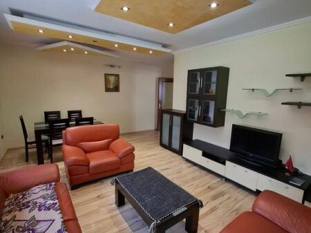 Apartament 3+1 per qira te Komuna e Parisit