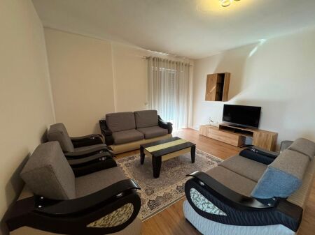 🏡 Appartamento 2+1 in Affitto – Paskuqan  📍 Via Demokracia, vicino al distributore Daku 2🚗 50.000 Lek/mese (con posto auto)