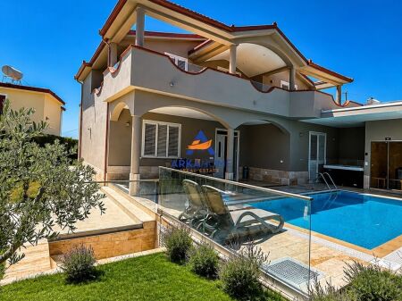 SHITET VILË LUKSOZE ME PISHINE 2 KATE "PRANE LIQENIT TE RUBJEKES, DURRES" 400.000 EURO