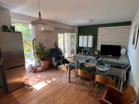 Ofrohet për Shitje Apartament 2+1+2 në Vilën e Zogut!
