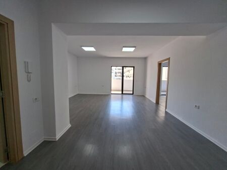 Affitto | Ambjent Biznesi | Rruga 5 Maji | 450 €/mese