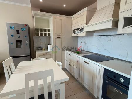  Jepet me qera apartament modern 2+1 në një rezidencë të qetë dhe të gjelbëruar!